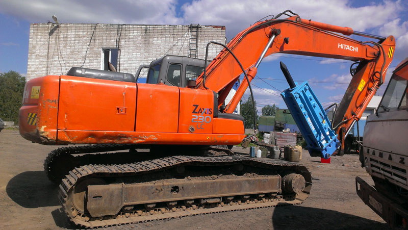 Гусеничний екскаватор з гідромолотом Hitachi zx 200