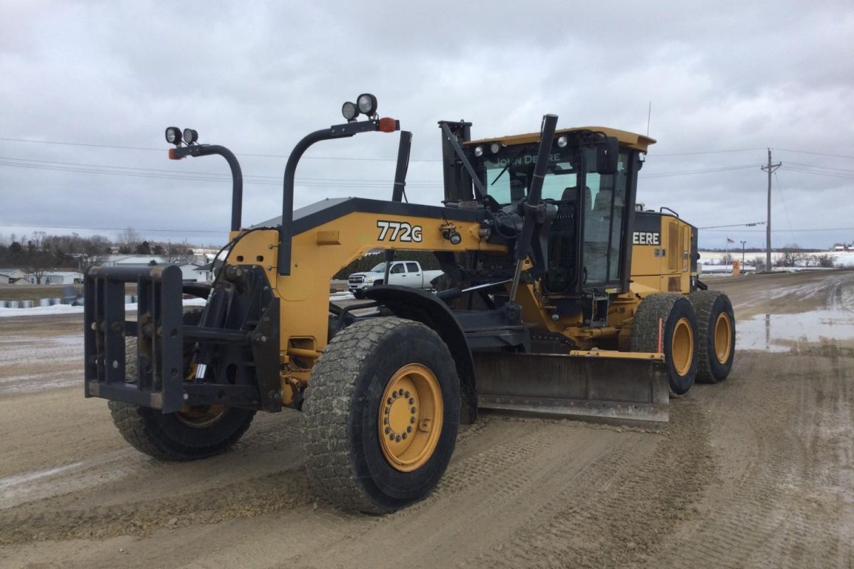 Грейдер John Deere 772G