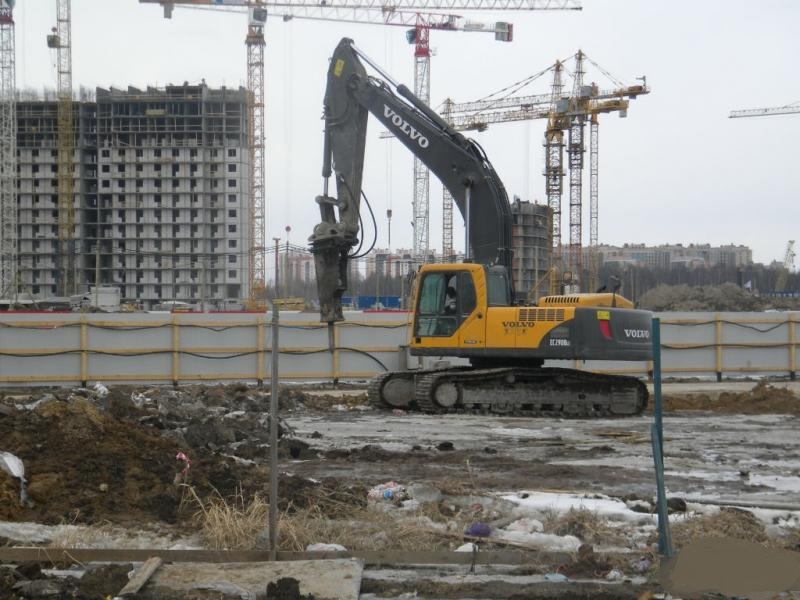 Гусеничний екскаватор з гідромолотом Volvo EC 290