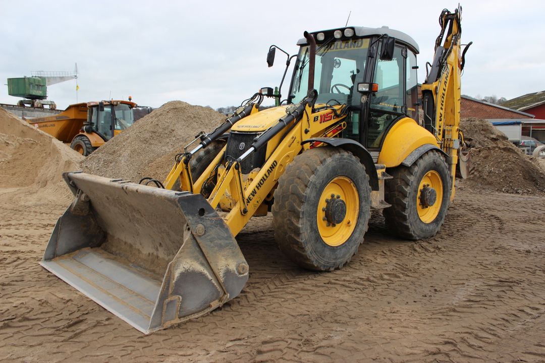Екскаватор-навантажувач New Holland LB115 B
