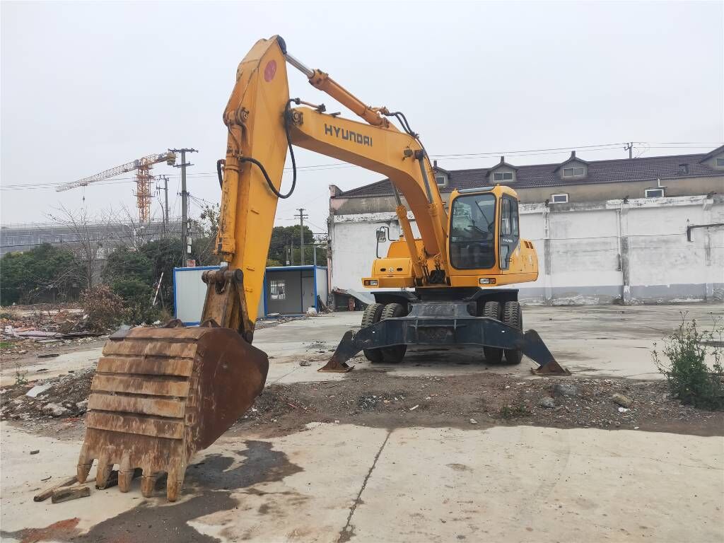 Колісний екскаватор Hyundai R200W